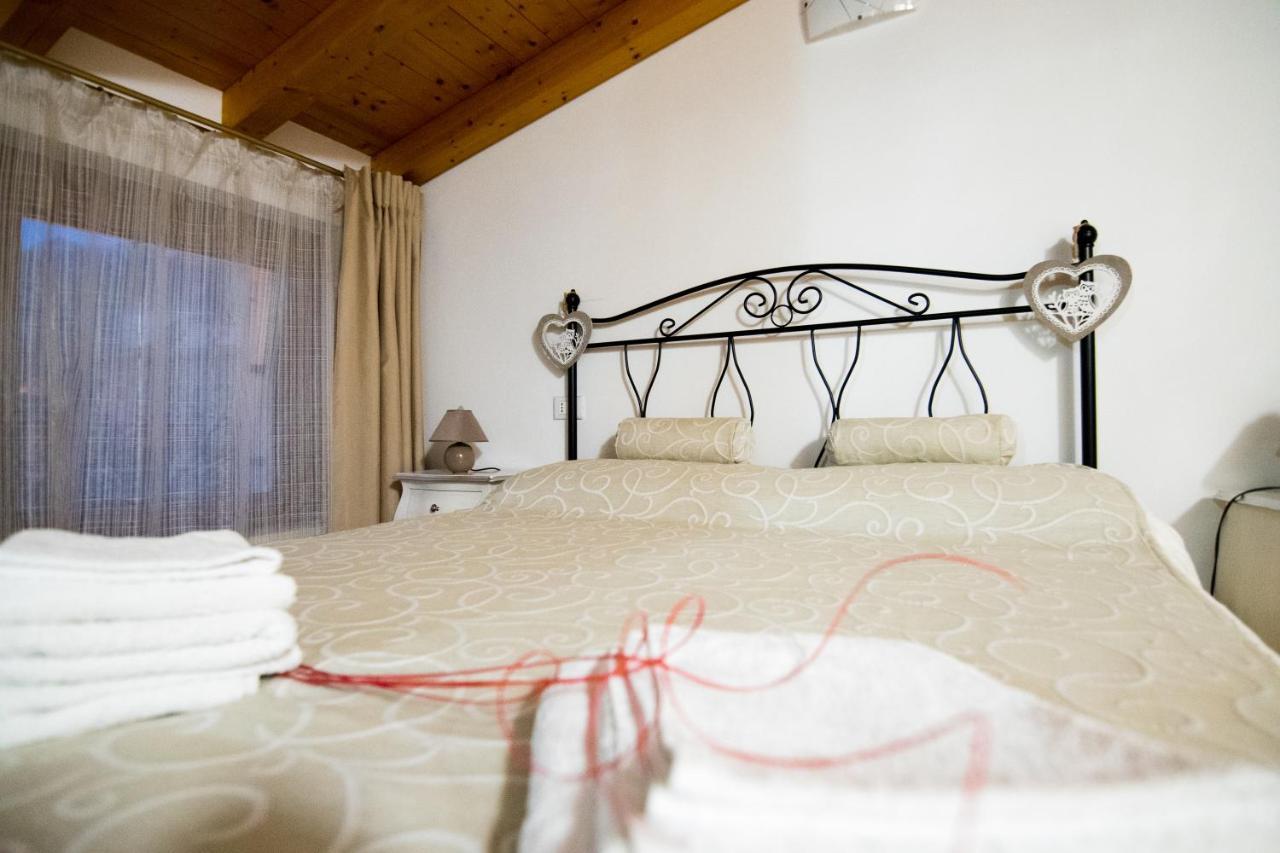 B&B Al Vicolo Di Mezzo มอนซามบาโน ภายนอก รูปภาพ